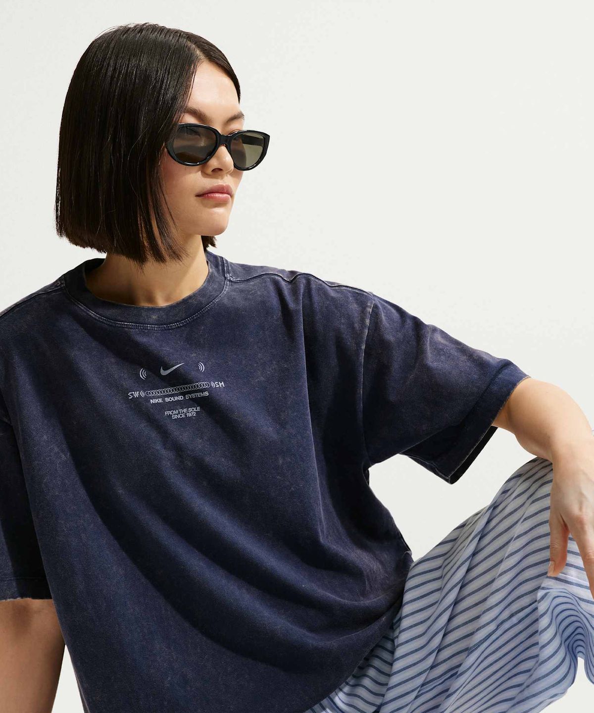 나이키(NIKE) 스포츠웨어 클래식 오버사이즈 티셔츠 W - 미드나이트 네이비 / IV2035-410
