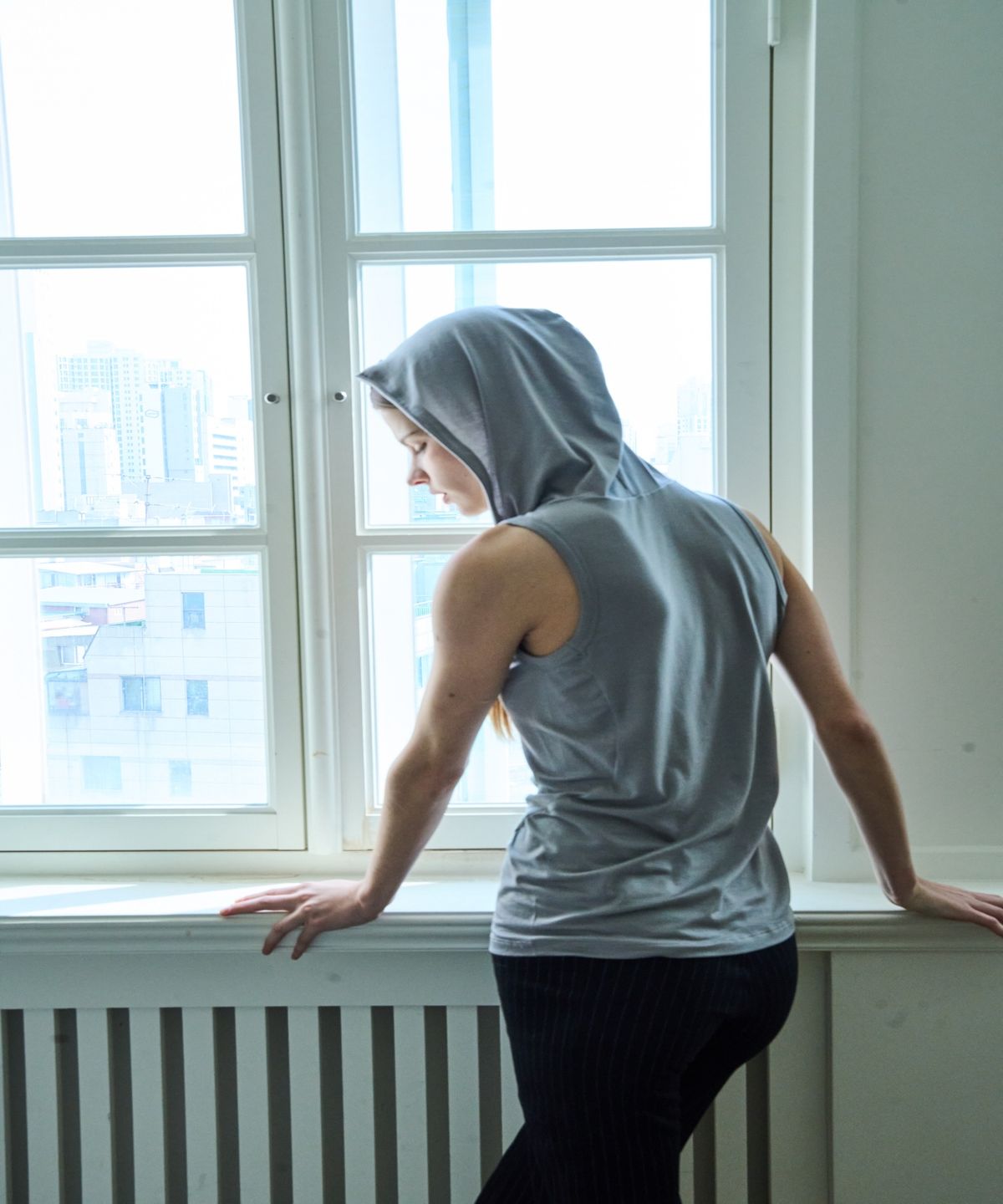 온유어오운(ONYOUROWN) CURVED LINE HOOD SLEEVELES (GREY)