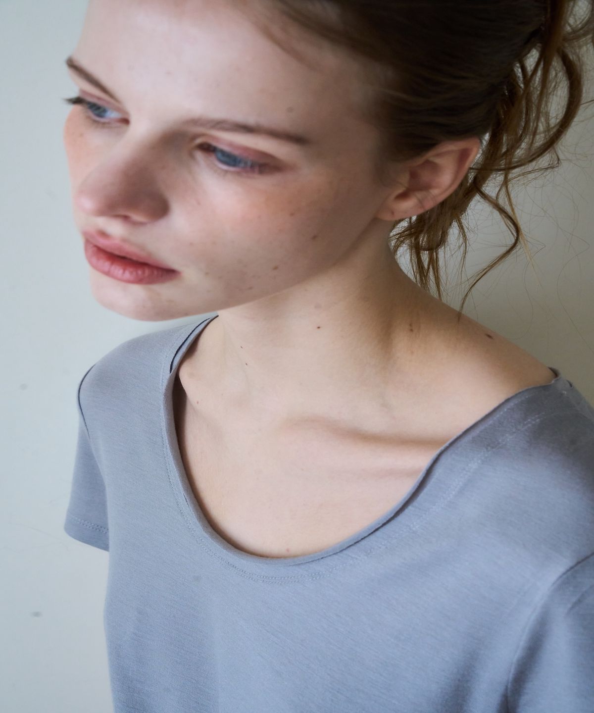 온유어오운(ONYOUROWN) CURVED LINE RAW EDGE TEE (GREY)