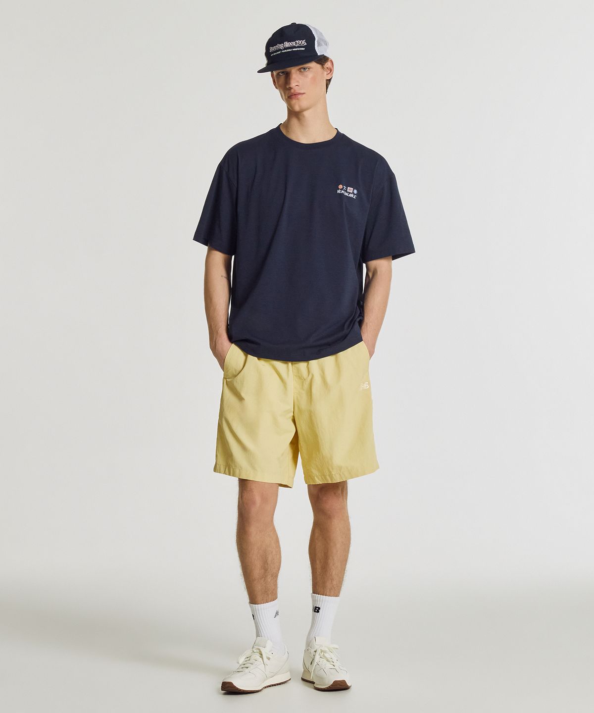 뉴발란스(NEW BALANCE) NBNEG31643 / UNI 써니 레이니 일러스트 반팔티 (NAVY)