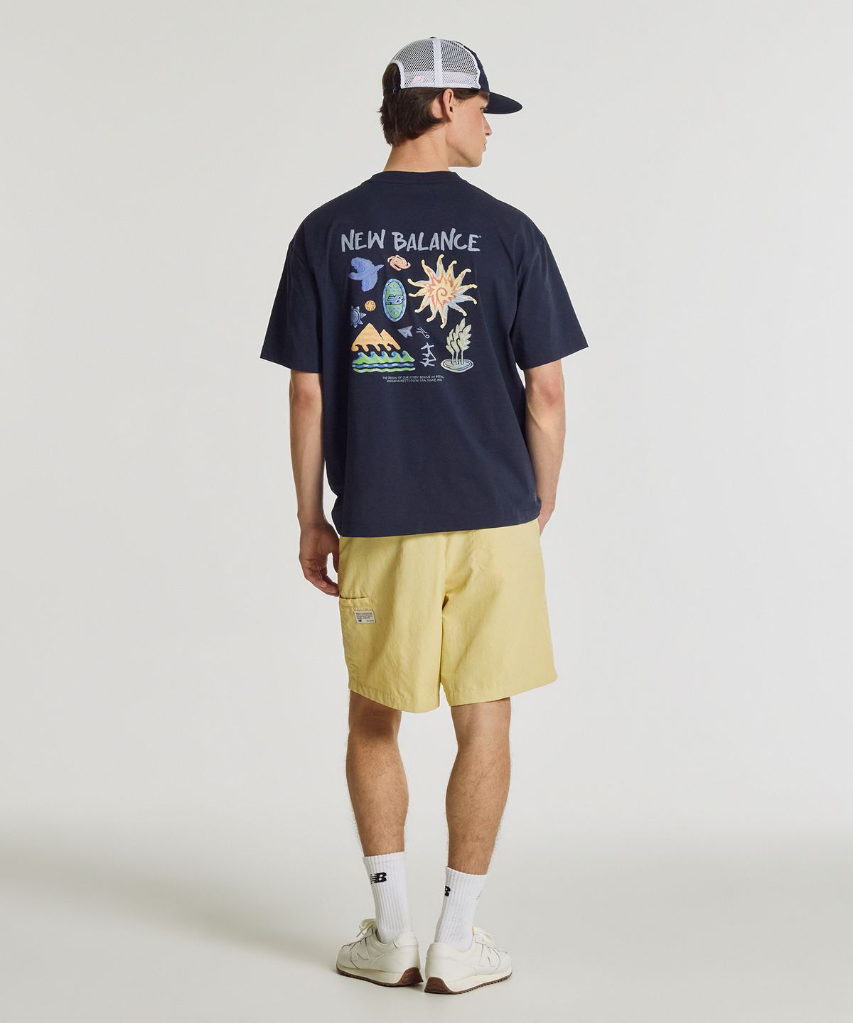 뉴발란스(NEW BALANCE) NBNEG31643 / UNI 써니 레이니 일러스트 반팔티 (NAVY)