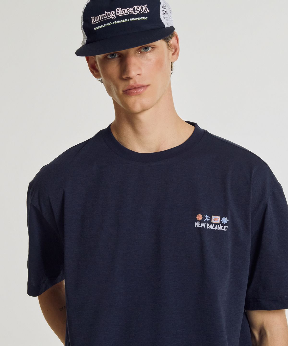 뉴발란스(NEW BALANCE) NBNEG31643 / UNI 써니 레이니 일러스트 반팔티 (NAVY)