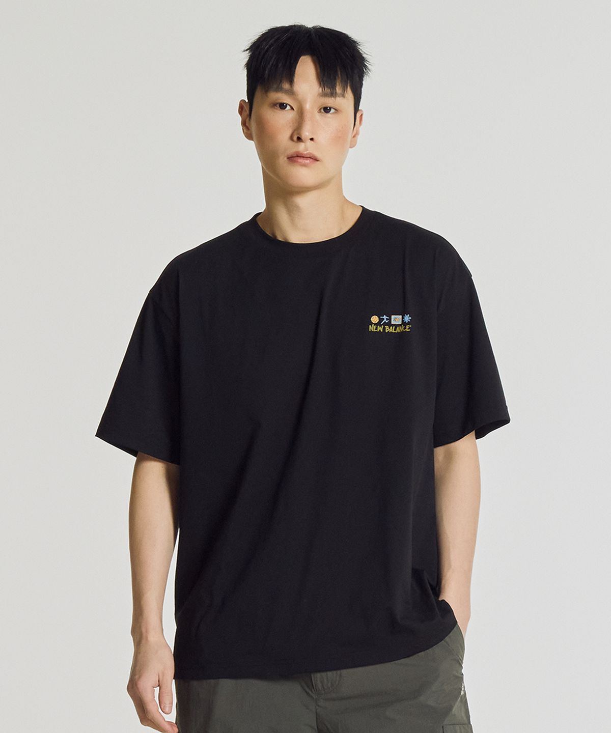 뉴발란스(NEW BALANCE) NBNEG31643 / UNI 써니 레이니 일러스트 반팔티 (BLACK)