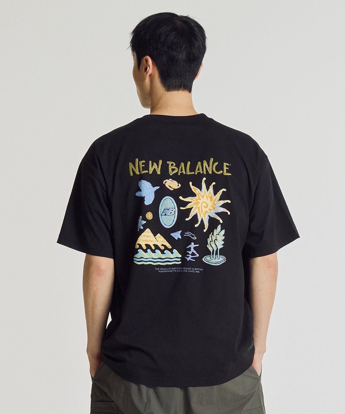 뉴발란스(NEW BALANCE) NBNEG31643 / UNI 써니 레이니 일러스트 반팔티 (BLACK)