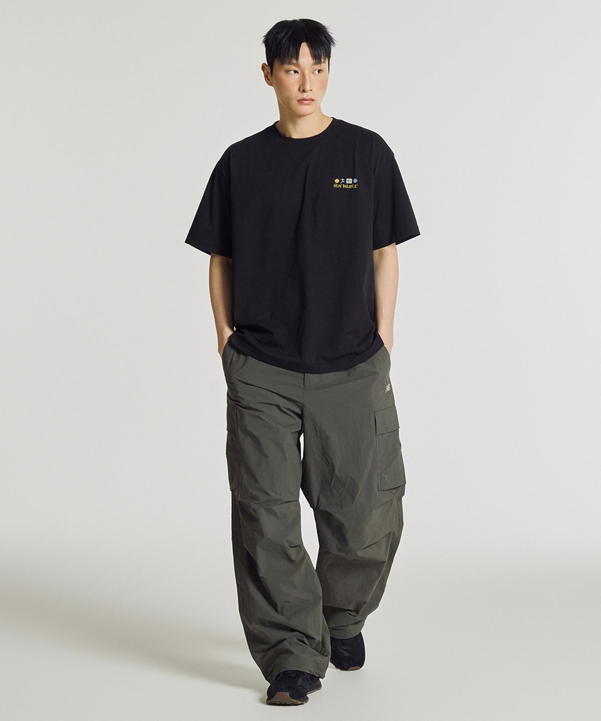 뉴발란스(NEW BALANCE) NBNEG31643 / UNI 써니 레이니 일러스트 반팔티 (BLACK)