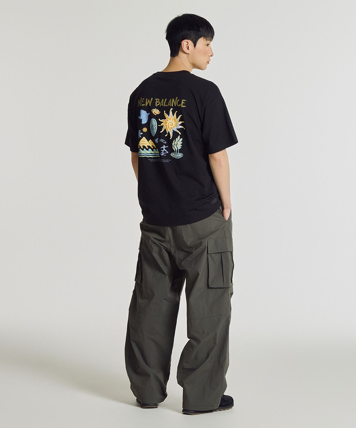뉴발란스(NEW BALANCE) NBNEG31643 / UNI 써니 레이니 일러스트 반팔티 (BLACK)