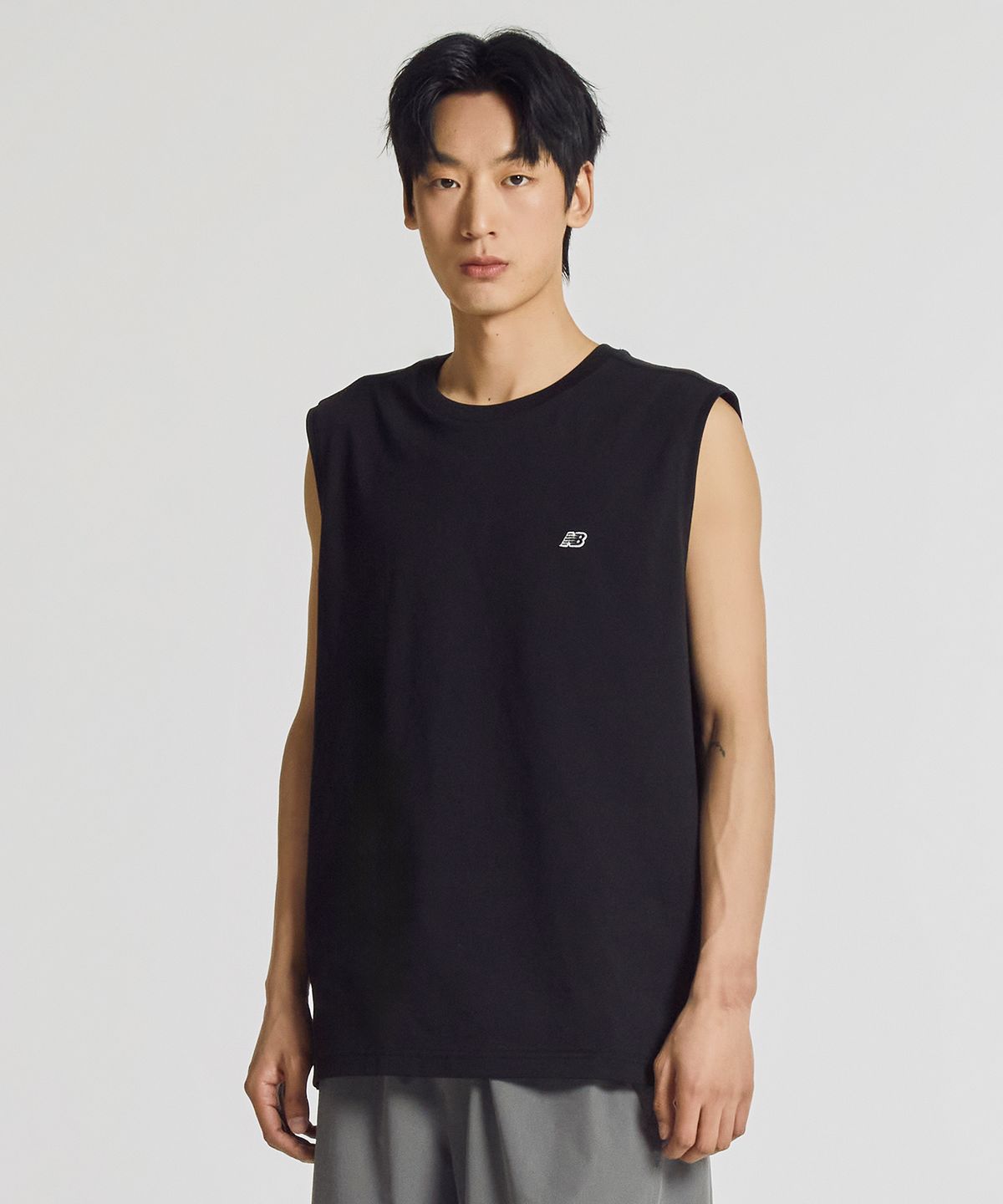 뉴발란스(NEW BALANCE) NBNGG21403 / UNI 에센셜 스몰로고 나시티 (BLACK)