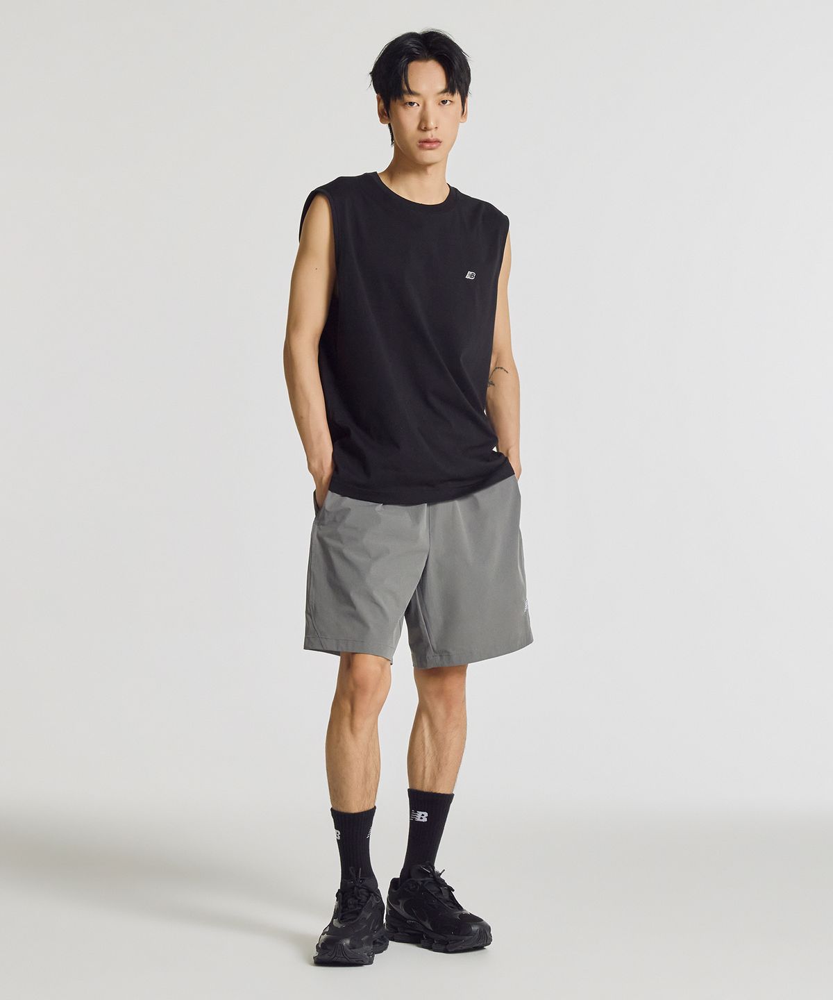 뉴발란스(NEW BALANCE) NBNGG21403 / UNI 에센셜 스몰로고 나시티 (BLACK)
