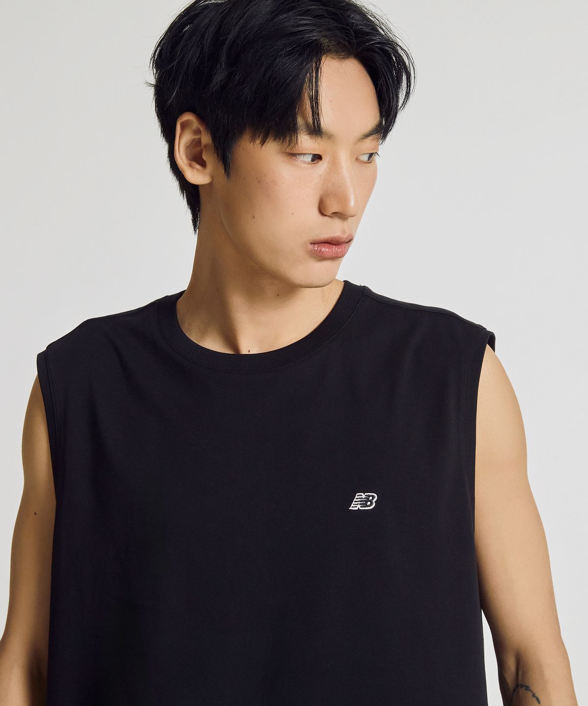 뉴발란스(NEW BALANCE) NBNGG21403 / UNI 에센셜 스몰로고 나시티 (BLACK)