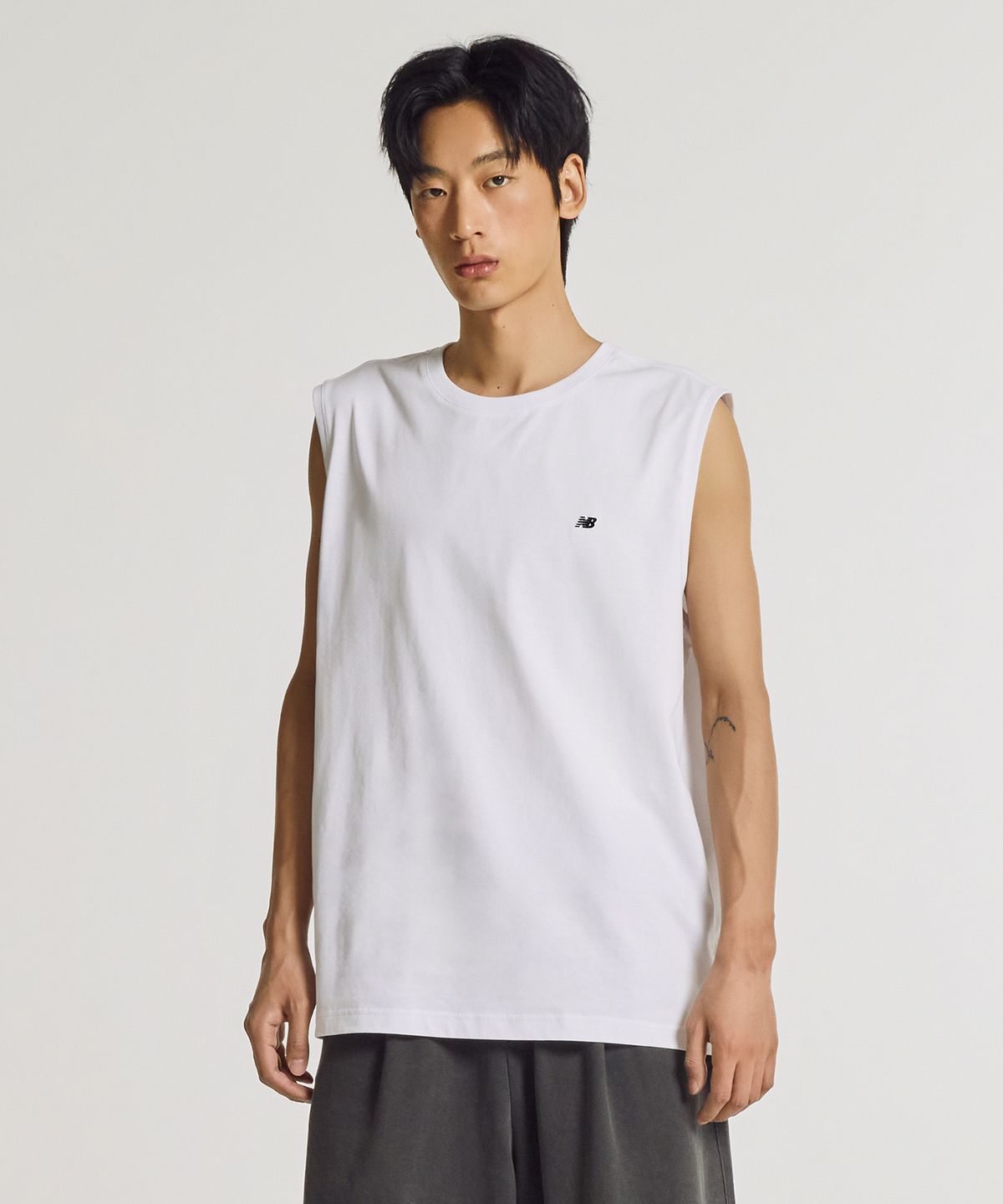 뉴발란스(NEW BALANCE) NBNGG21403 / UNI 에센셜 스몰로고 나시티 (WHITE)