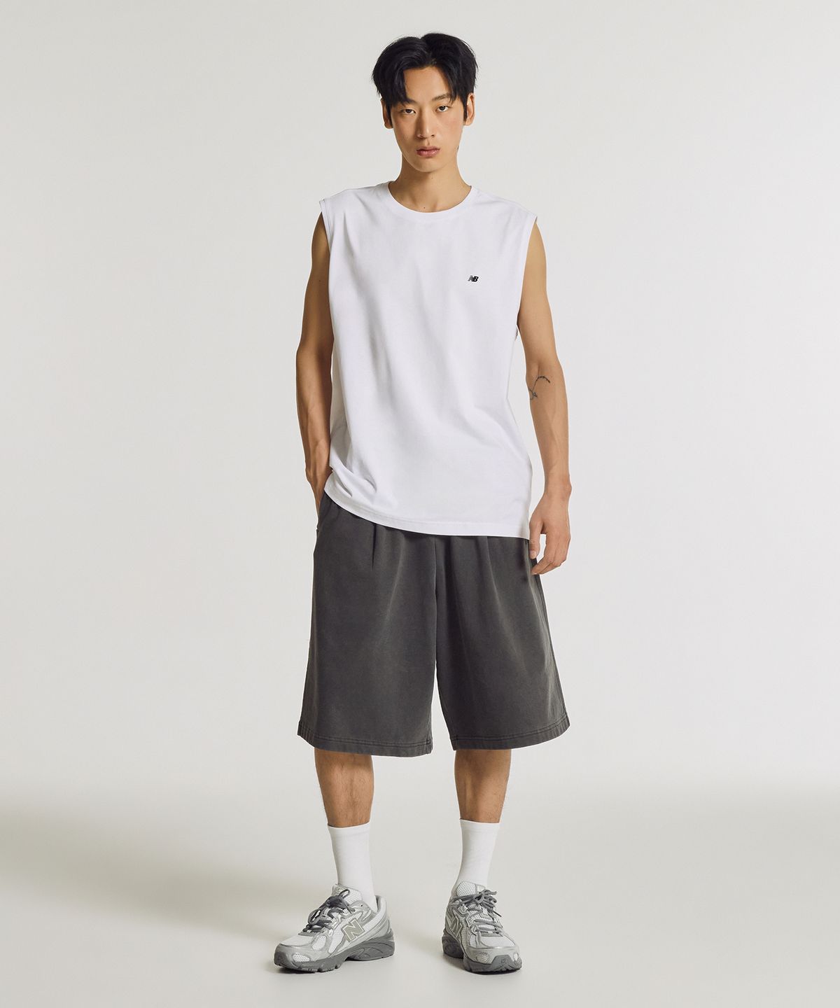 뉴발란스(NEW BALANCE) NBNGG21403 / UNI 에센셜 스몰로고 나시티 (WHITE)