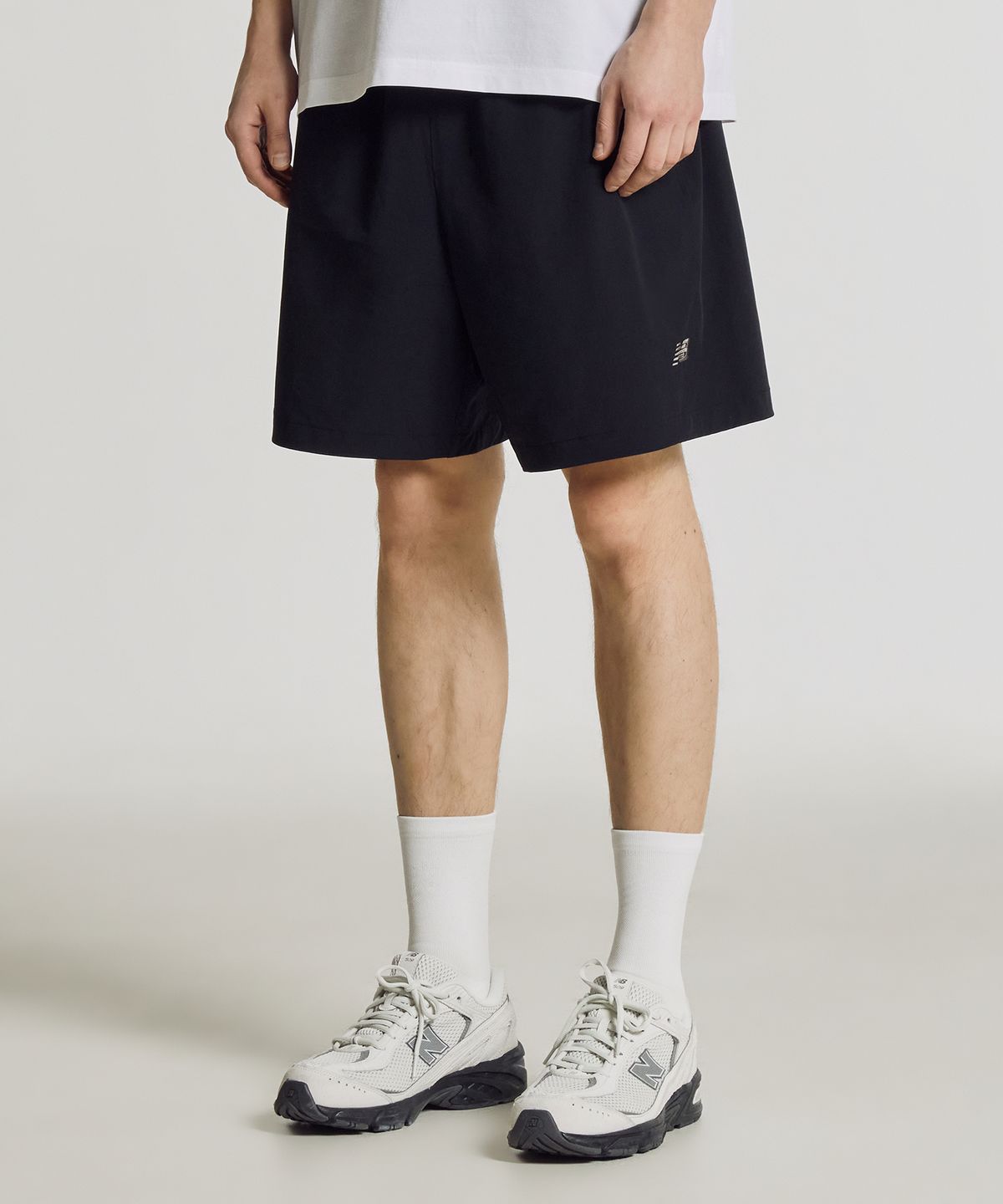 뉴발란스(NEW BALANCE) NBNVG31603 / UNI FROZEN ESSENTIAL 4.5부 쇼츠 (BLACK)