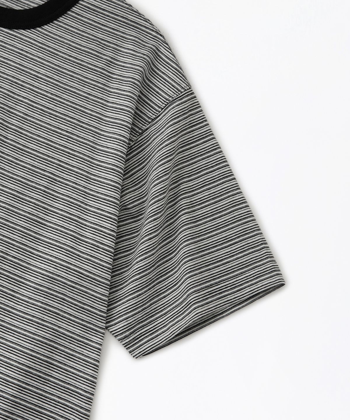 아웃스탠딩(OUTSTANDING) THIN STRIPE HALF SLEEVE TEE_BLACK/IVORY