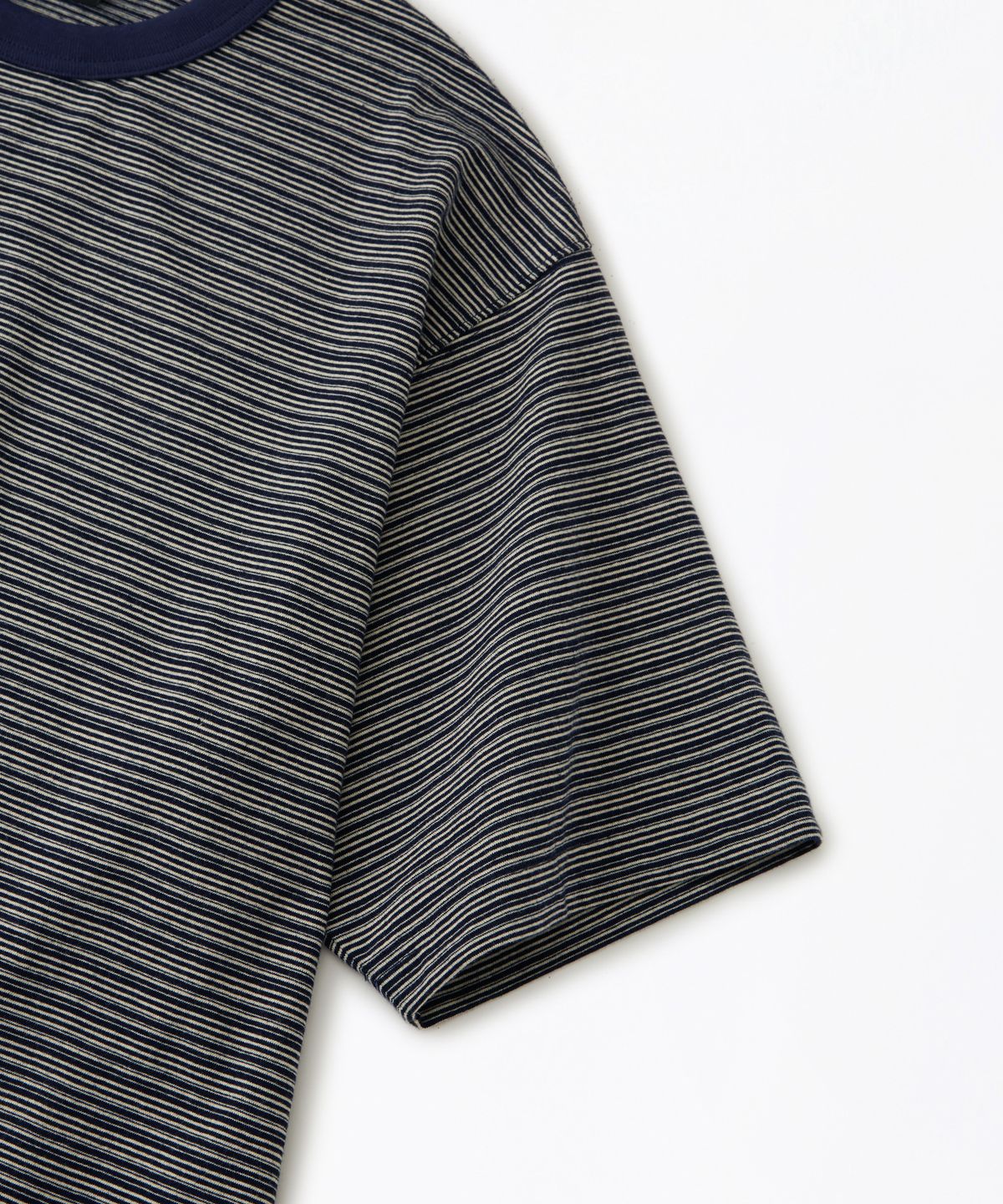 아웃스탠딩(OUTSTANDING) THIN STRIPE HALF SLEEVE TEE_NAVY/IVORY