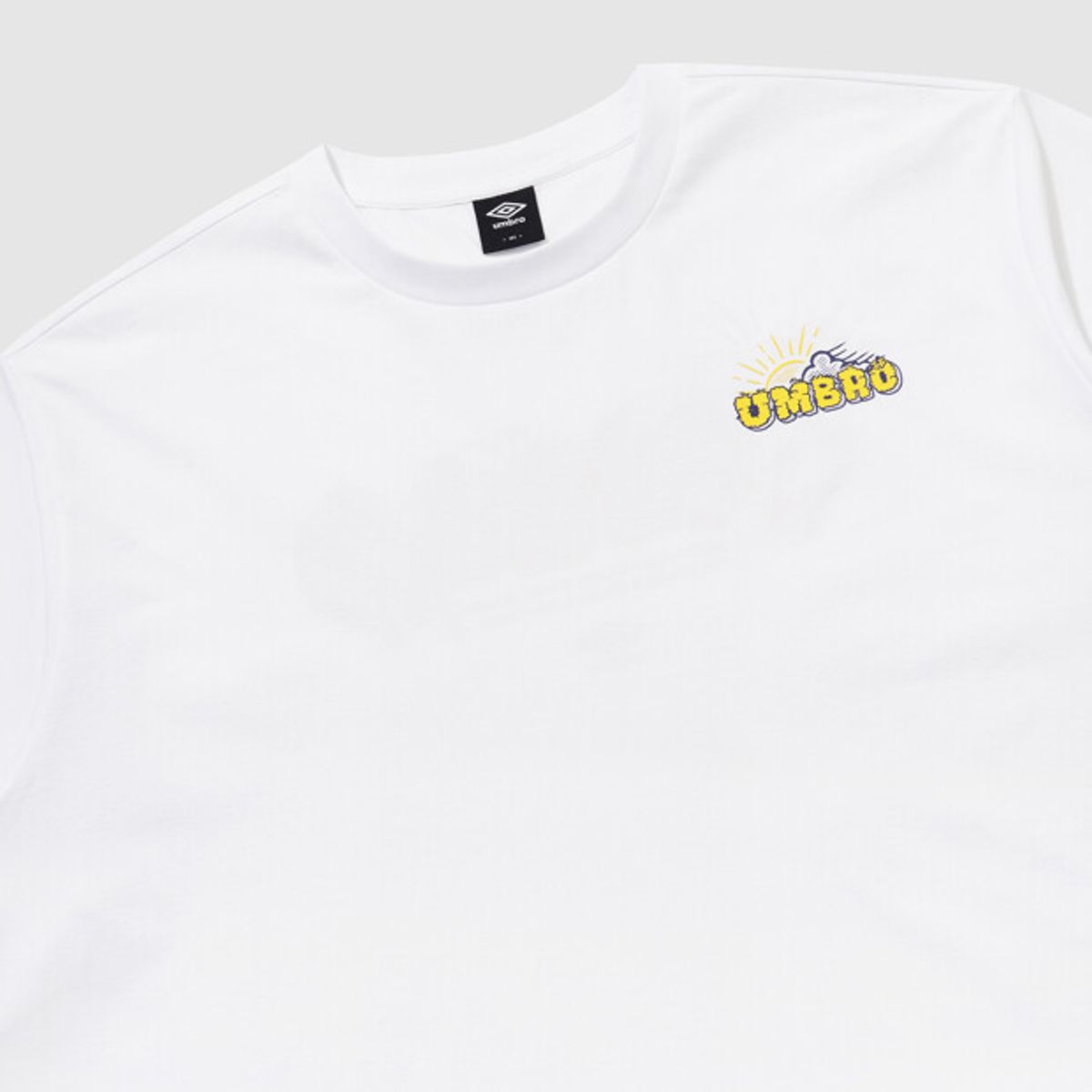 엄브로(UMBRO) [QUICK-DRY] 다이아몬드 이스케이프 레터 프레쉬 반팔 티셔츠 화이트 UR223CRS57