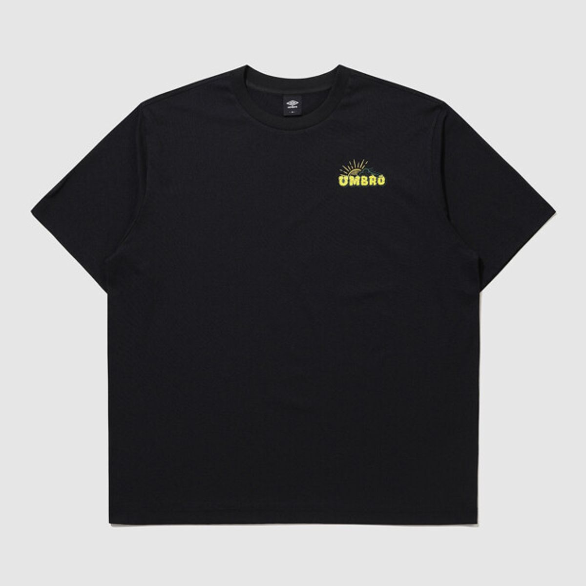 엄브로(UMBRO) [QUICK-DRY] 다이아몬드 이스케이프 레터 프레쉬 반팔 티셔츠 블랙 UR223CRS57