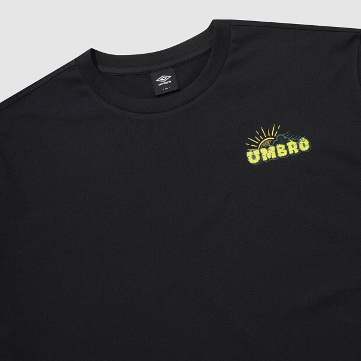 엄브로(UMBRO) [QUICK-DRY] 다이아몬드 이스케이프 레터 프레쉬 반팔 티셔츠 블랙 UR223CRS57