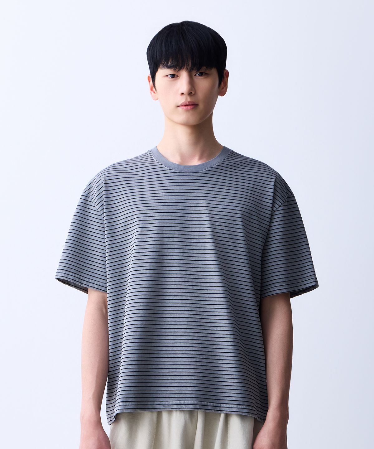 에이던엠(ADERNM) 썸머 데일리 스트라이프 크롭 티셔츠 그레이