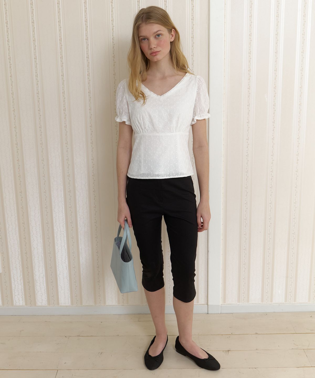 어몽(AMONG) A SLIT CAPRI PANTS_BLACK
