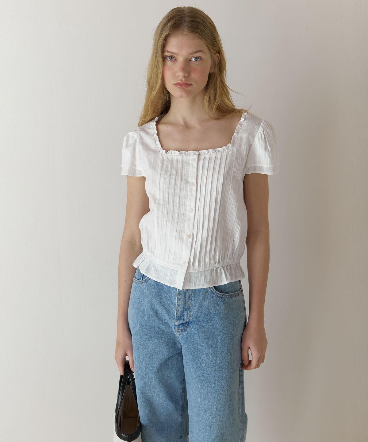 어몽(AMONG) A RUFFLE SQUARE-NECK BLOUSE_WHITE