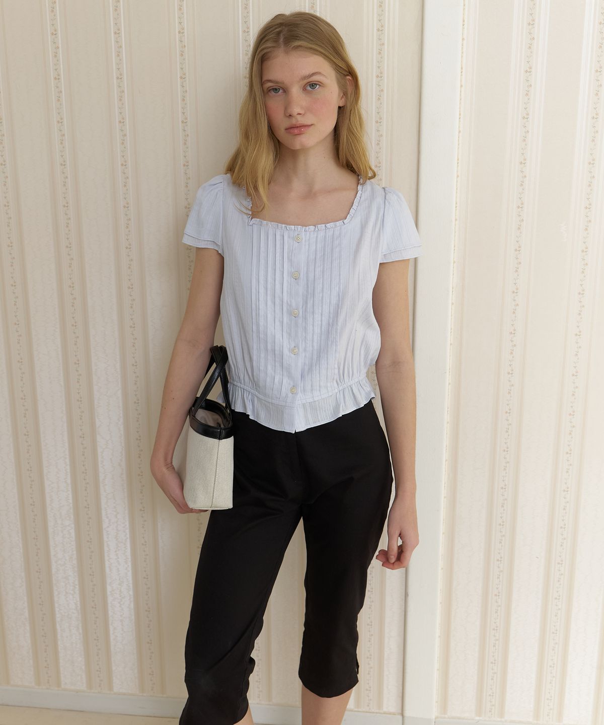 어몽(AMONG) A RUFFLE SQUARE-NECK BLOUSE_LIGHT BLUE