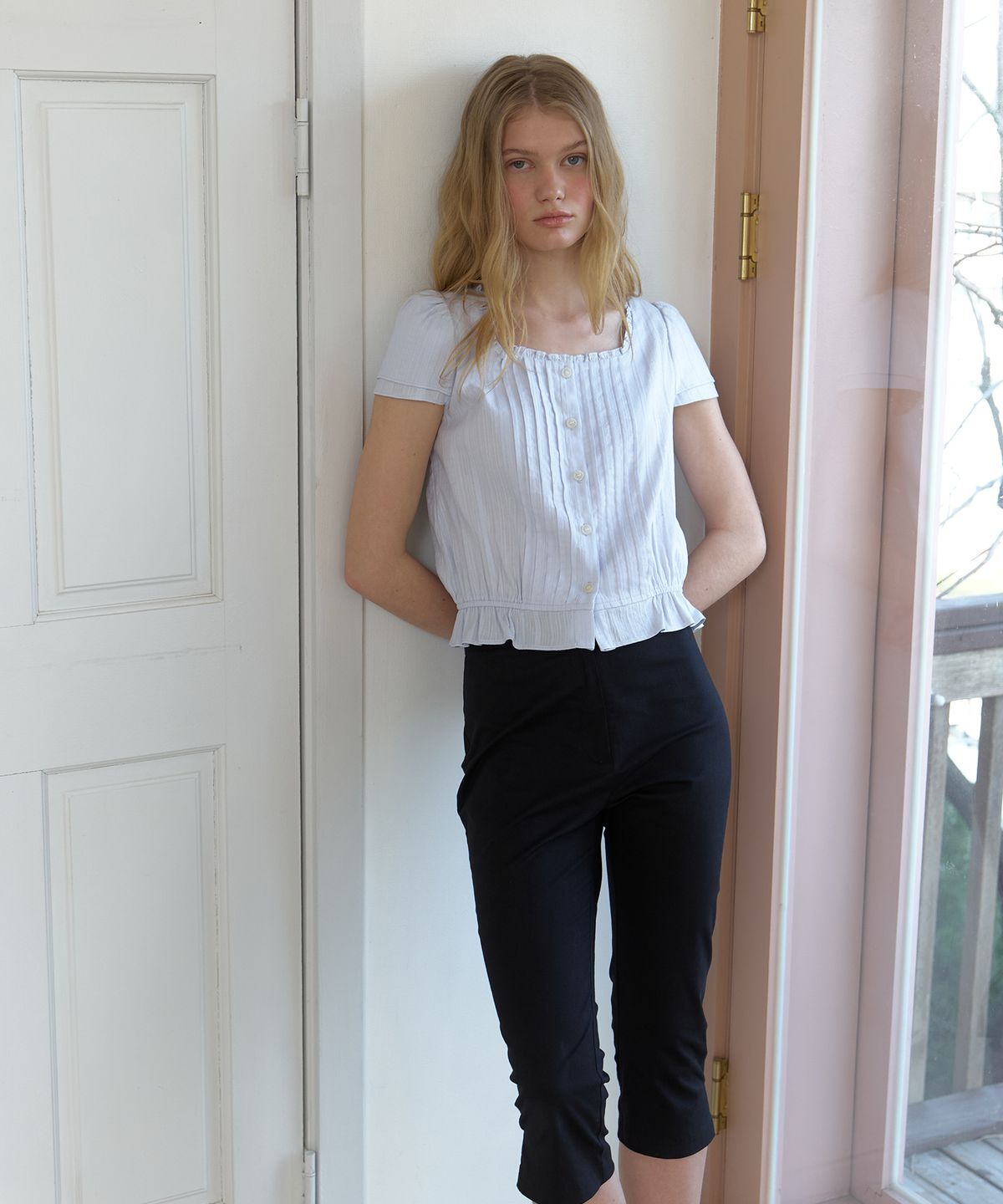 어몽(AMONG) A RUFFLE SQUARE-NECK BLOUSE_LIGHT BLUE