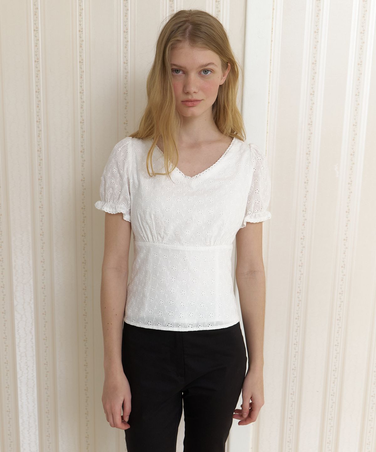 어몽(AMONG) A EYELET V-NECK LACE BLOUSE_WHITE