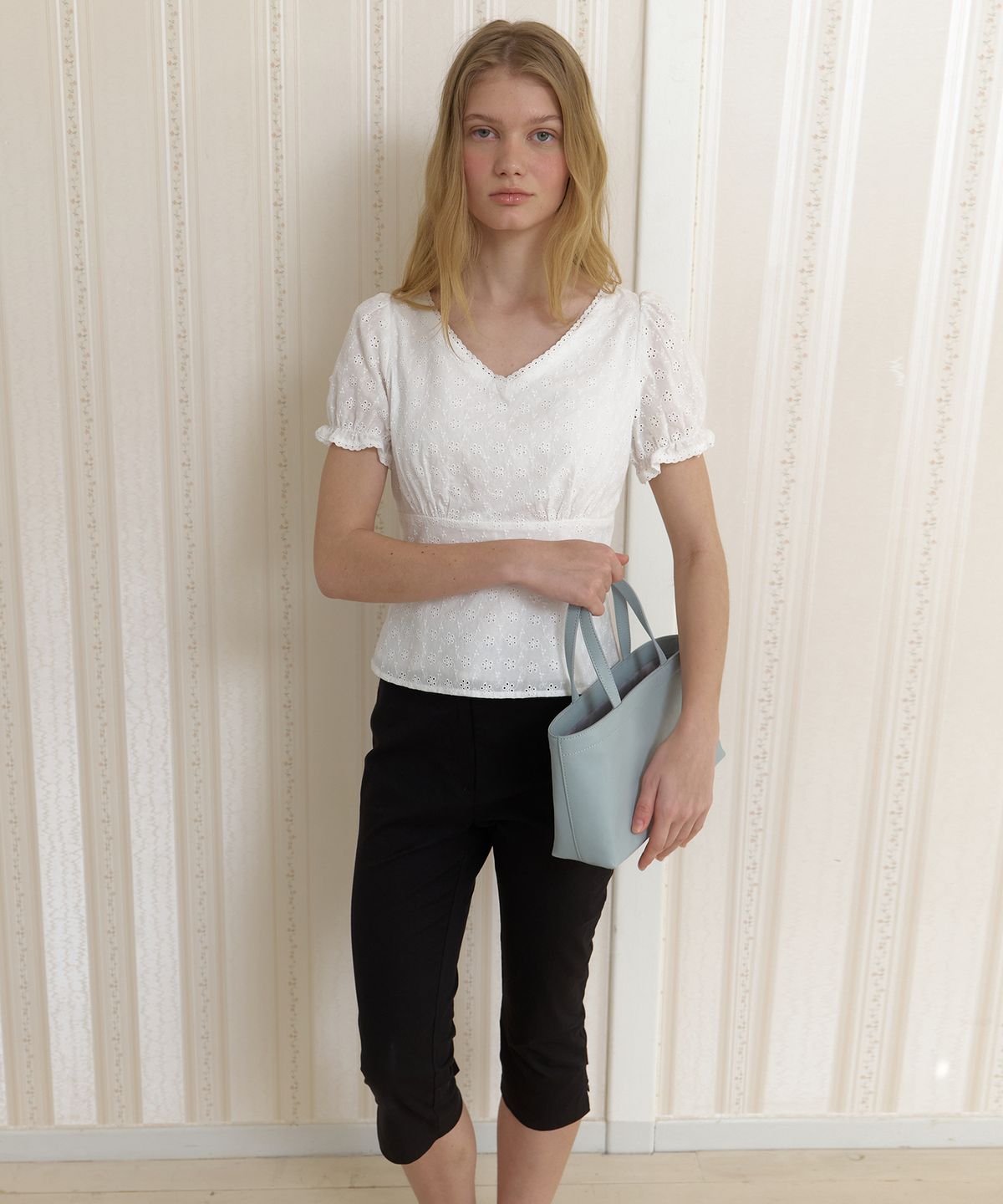 어몽(AMONG) A EYELET V-NECK LACE BLOUSE_WHITE