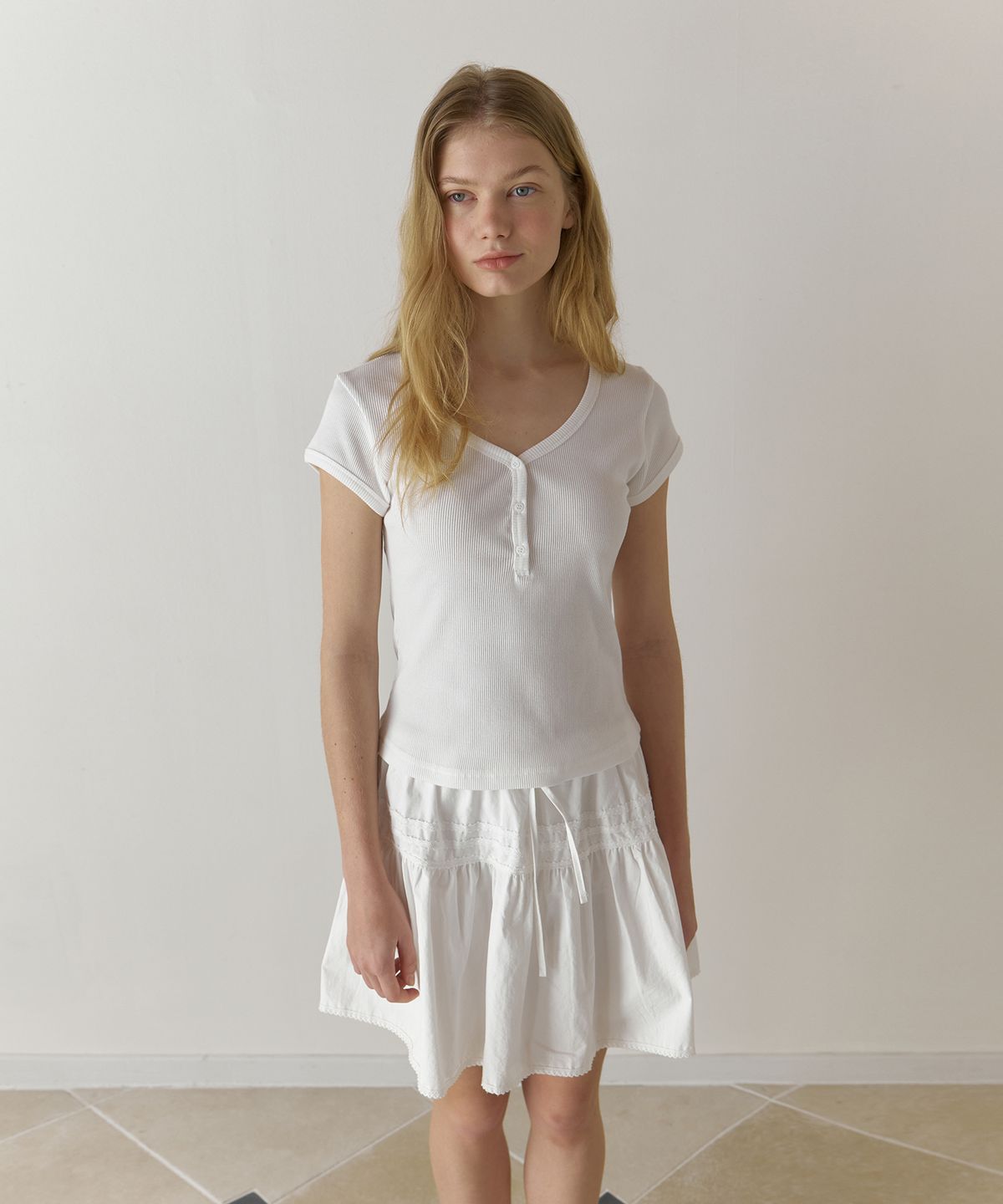 어몽(AMONG) A HENLEY NECK RIBBED T-SHIRT_WHITE
