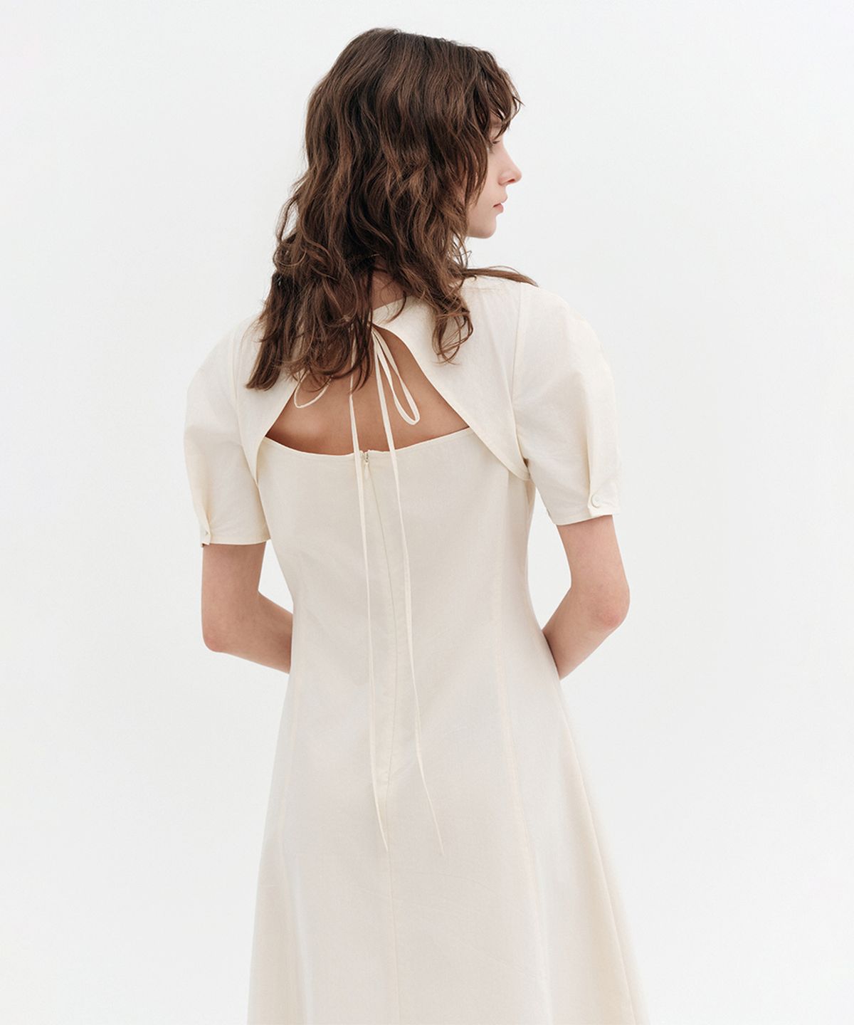 룩캐스트(LOOKAST) 캐롤라인 라운디드 슬리브 미디 드레스_크림 / CAROLINE ROUNDED SLEEVE MIDI DRESS_CREAM
