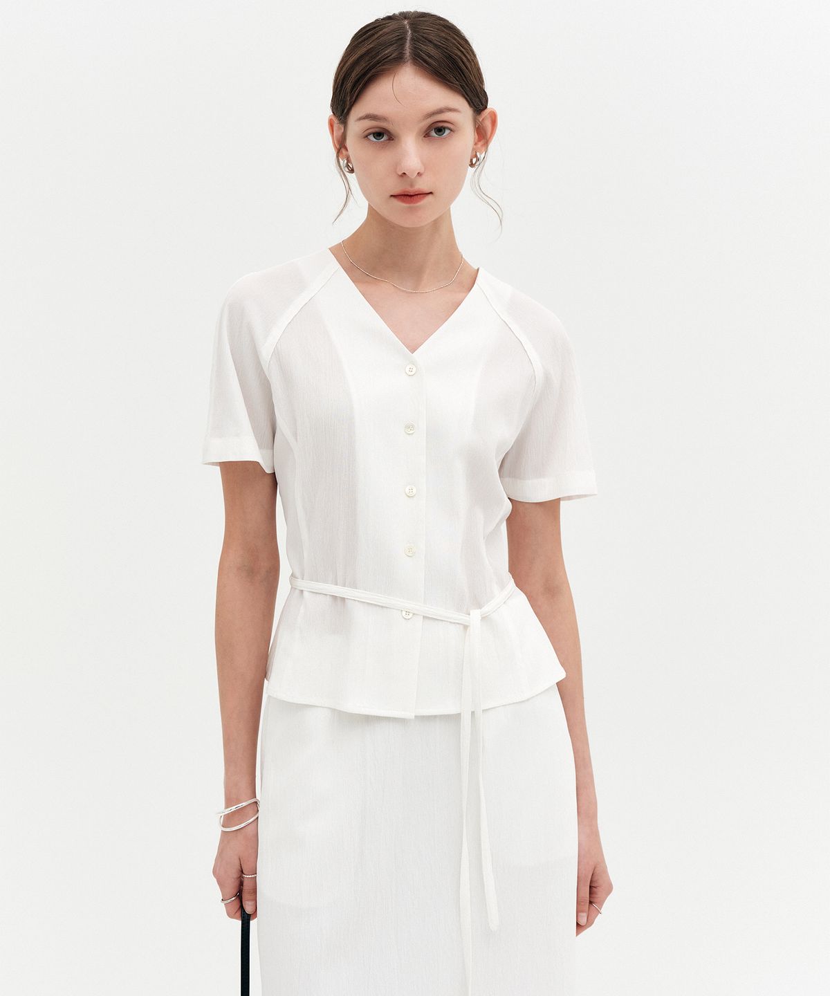 룩캐스트(LOOKAST) 소핀 브이넥 텍스처드 래글런 블라우스 / SOPHINE V-NECK TEXTURED RAGLAN BLOUSE_2colors