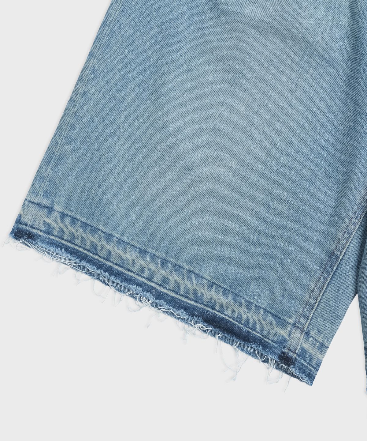 카이소(KYSO) 피스 심볼 버뮤다 데님 쇼츠 (프레이드 헴) 빈티지 워시드 블루