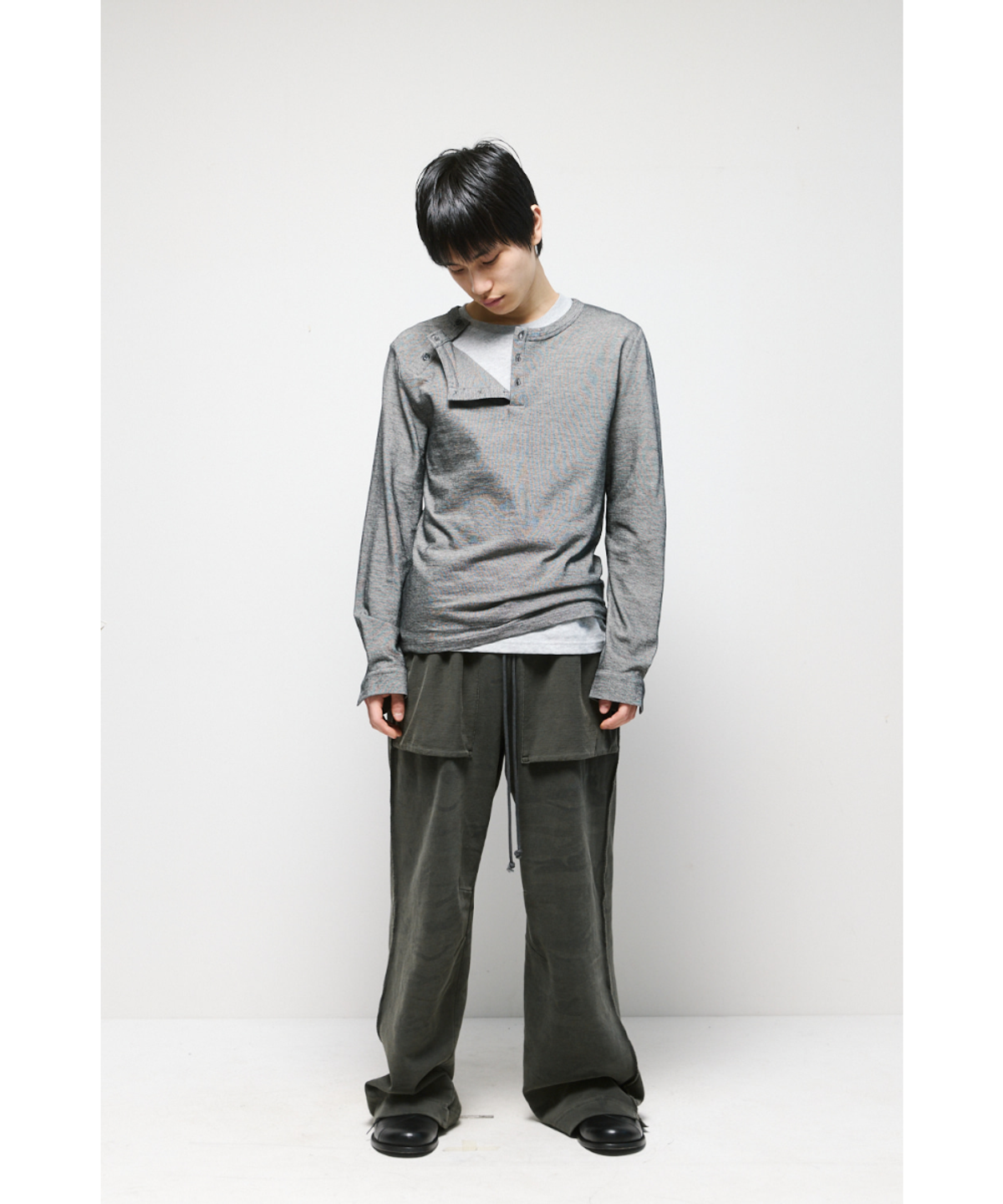 해칭룸(HATCHINGROOM) Triple Henley Neck Tee Grey