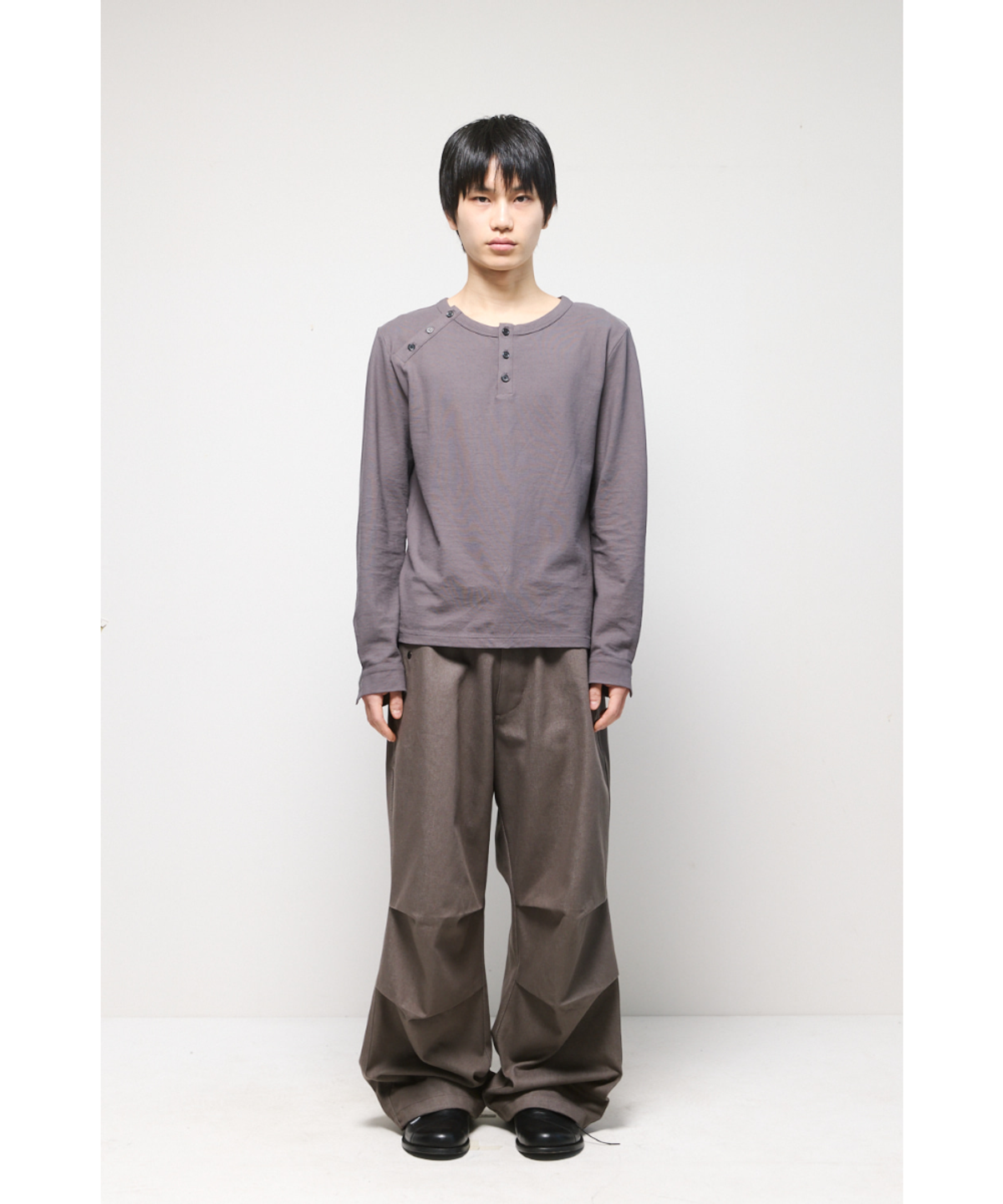 해칭룸(HATCHINGROOM) Triple Henley Neck Tee Rose Grey