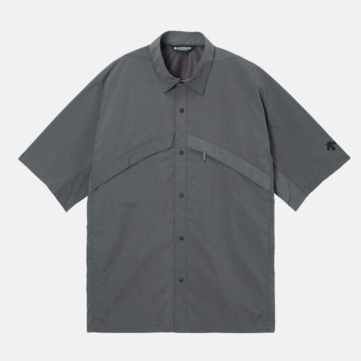 데상트(DESCENTE) [ALLTERRAIN 81] GREYISH RIPSTOP HALF SHIRTS 블랙 SR213KSR41
