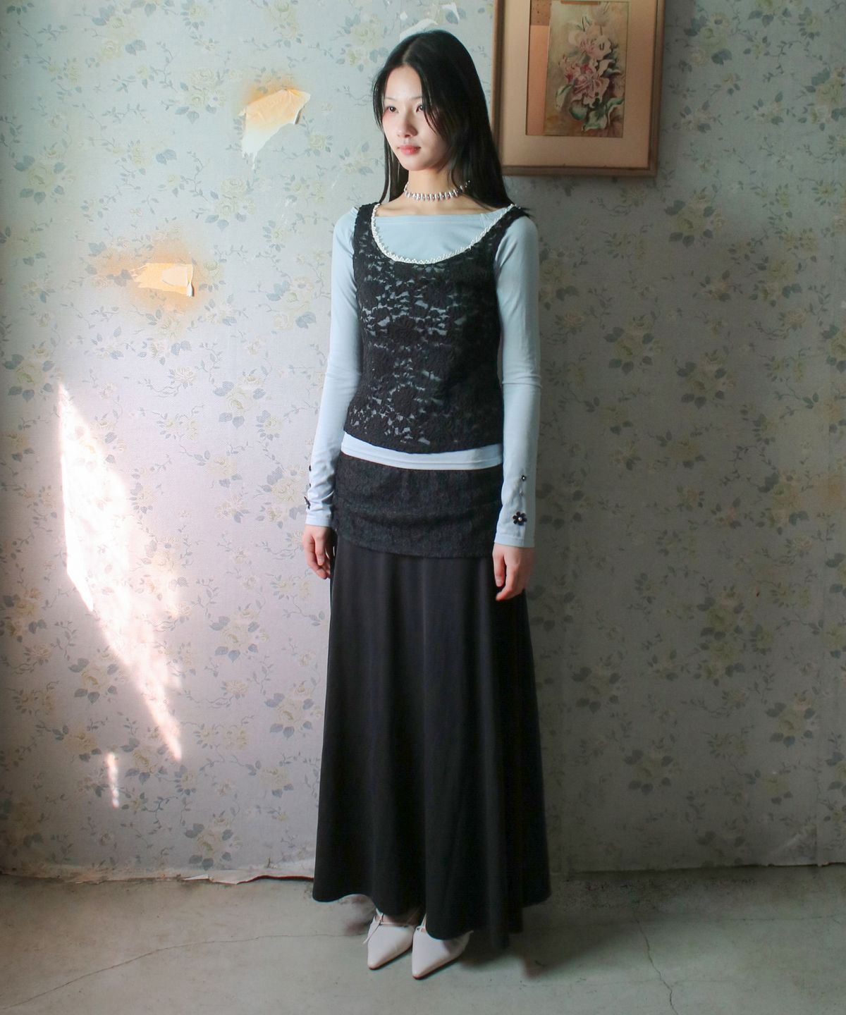 루바티(RUBATI) 알리나 앤틱 레이스 셔링 맥시 스커트_블랙