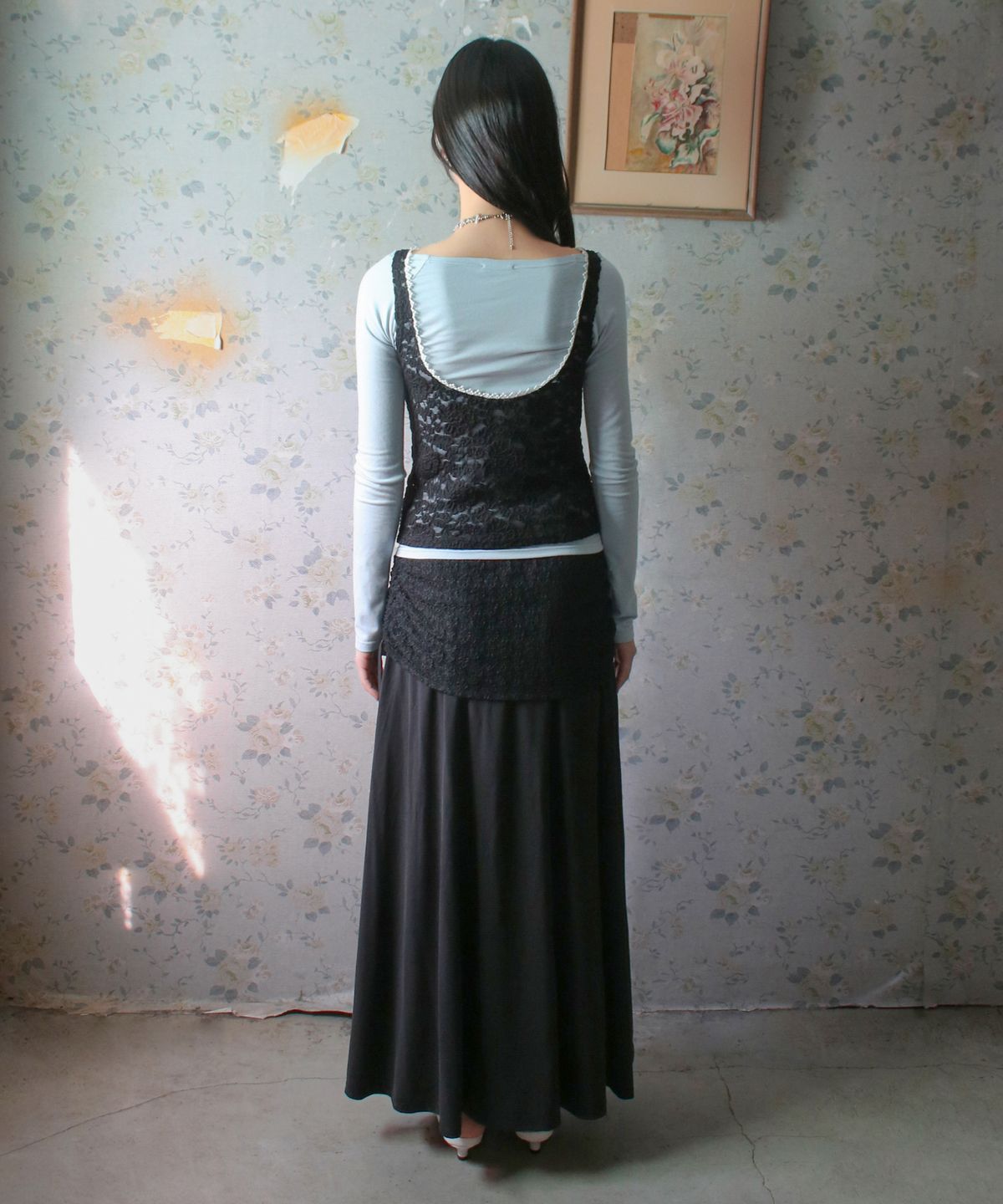 루바티(RUBATI) 알리나 앤틱 레이스 셔링 맥시 스커트_블랙