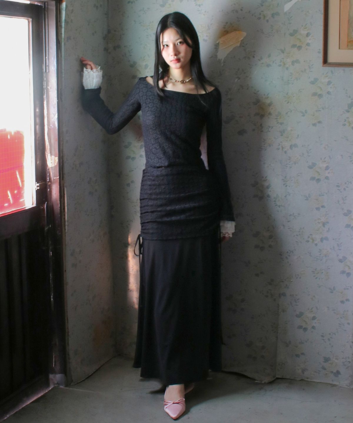 루바티(RUBATI) 알리나 앤틱 레이스 셔링 맥시 스커트_블랙