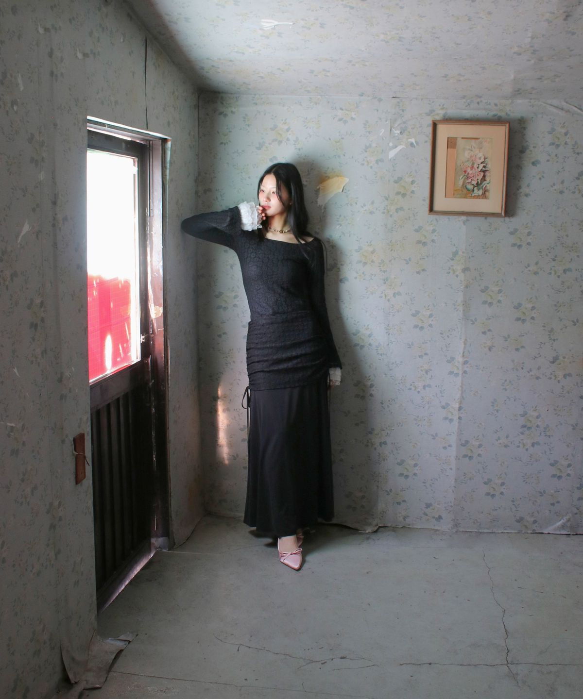 루바티(RUBATI) 알리나 앤틱 레이스 셔링 맥시 스커트_블랙