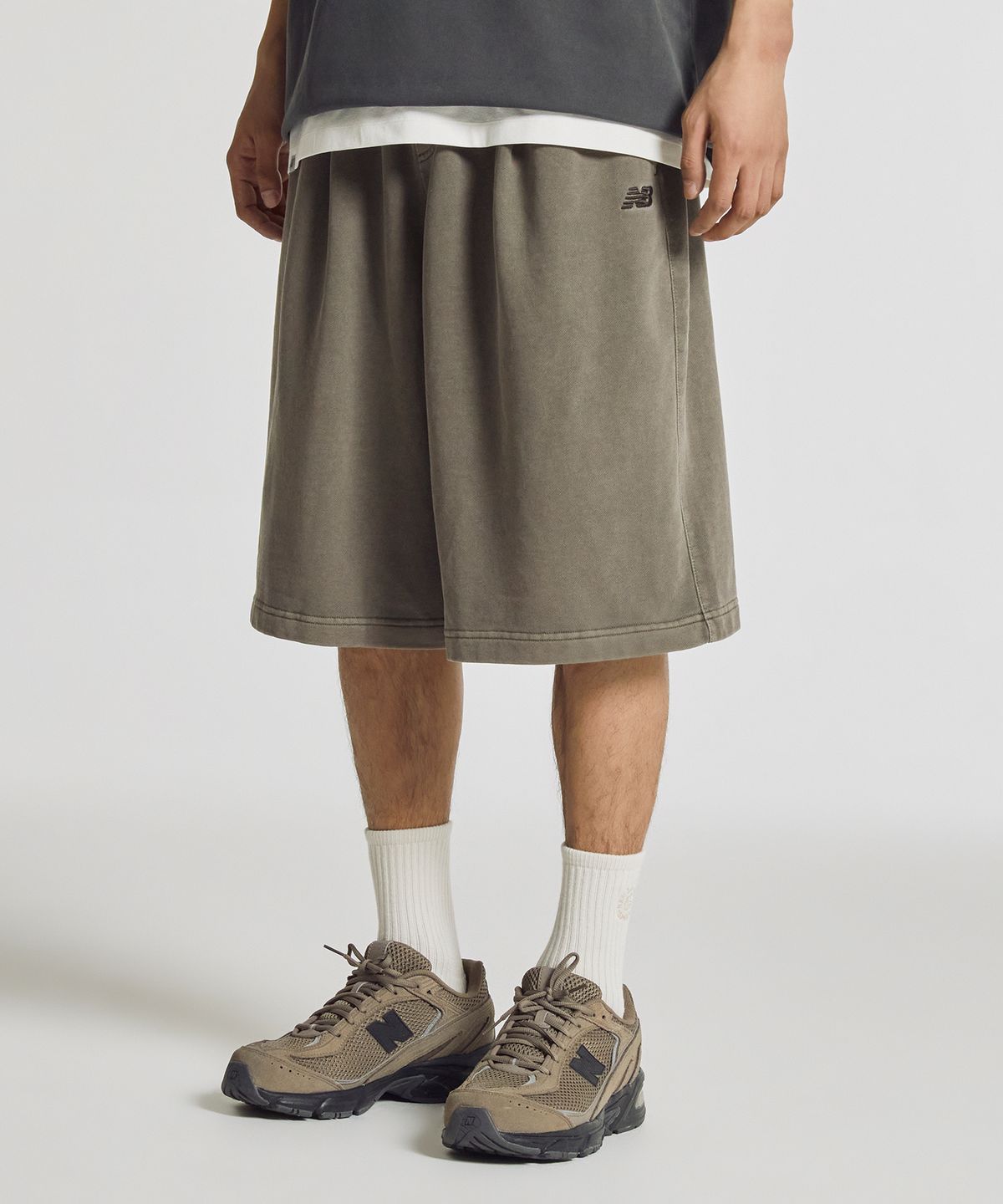 뉴발란스(NEW BALANCE) NBNVG21533 / UNI 에센셜 6부 쇼츠 (BROWN)