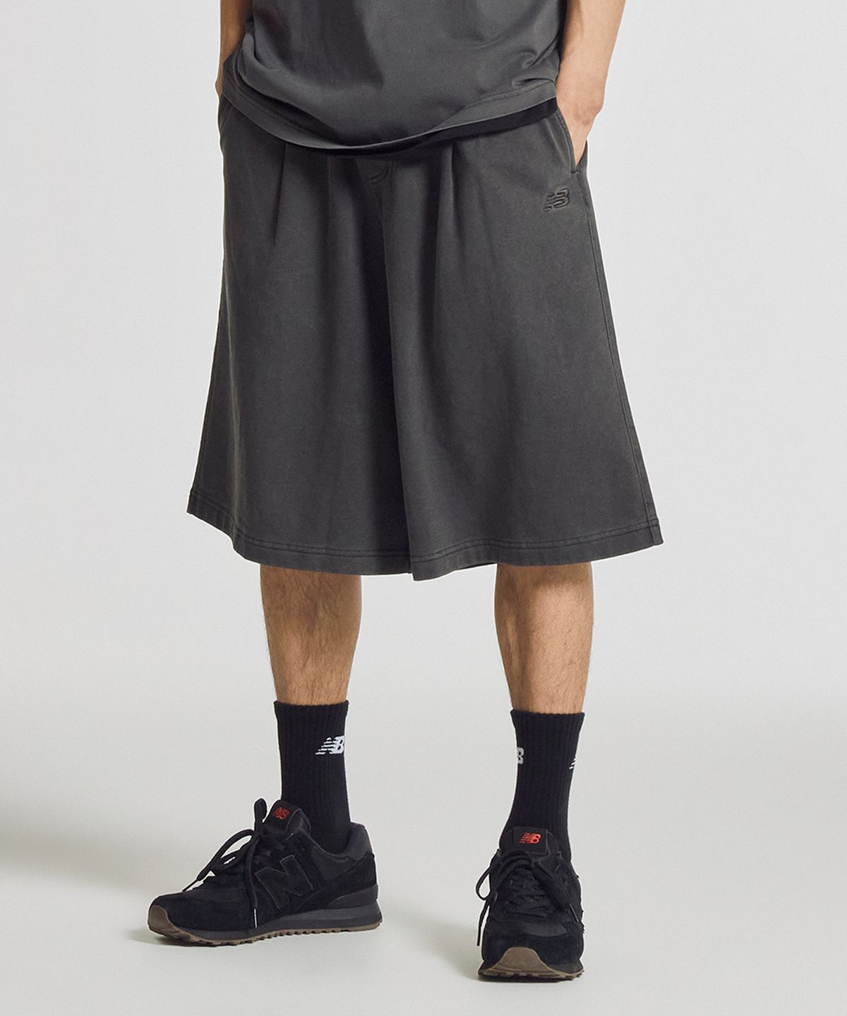 뉴발란스(NEW BALANCE) NBNVG21533 / UNI 에센셜 6부 쇼츠 (CHARCOAL)