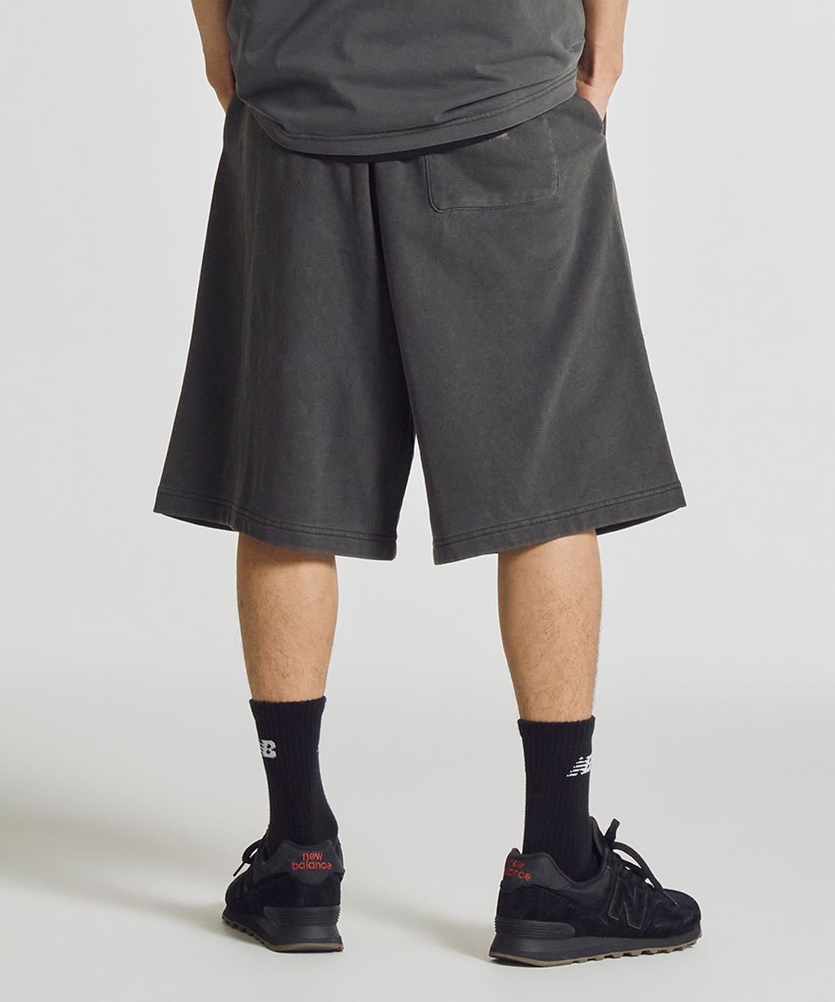뉴발란스(NEW BALANCE) NBNVG21533 / UNI 에센셜 6부 쇼츠 (CHARCOAL)