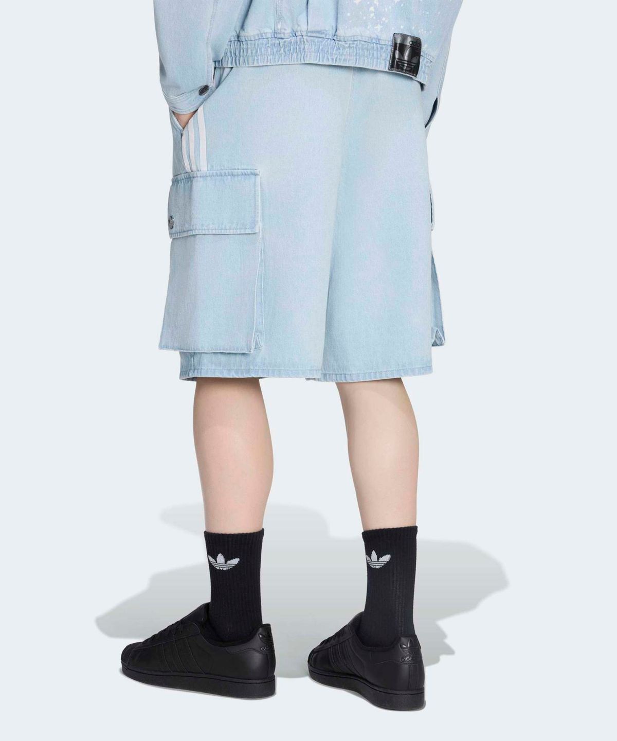 아디다스(ADIDAS) 아딜레늄 시즌 5 데님 카고 숏 팬츠 - 라이트블루 / KX4823