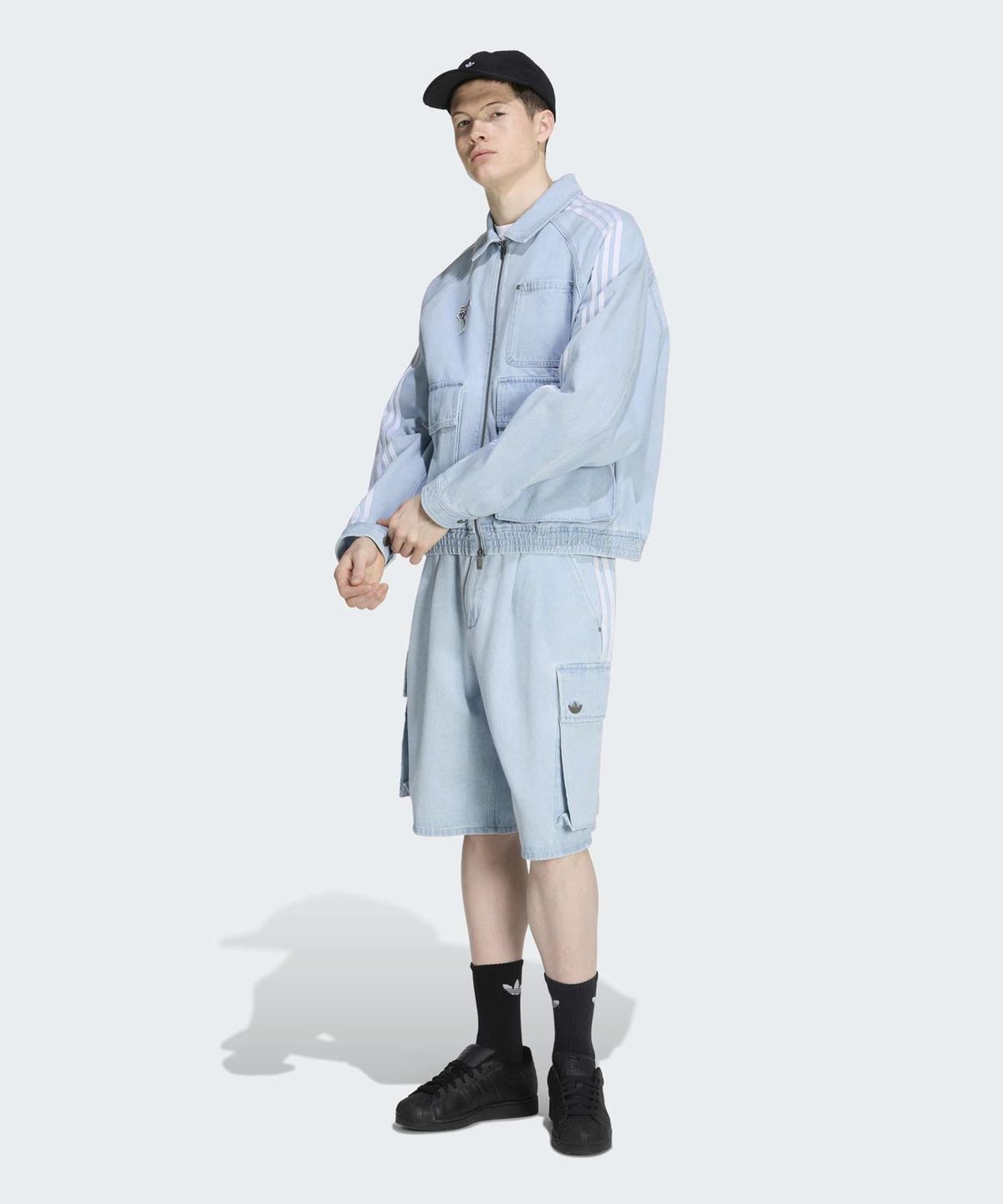 아디다스(ADIDAS) 아딜레늄 시즌 5 데님 카고 숏 팬츠 - 라이트블루 / KX4823