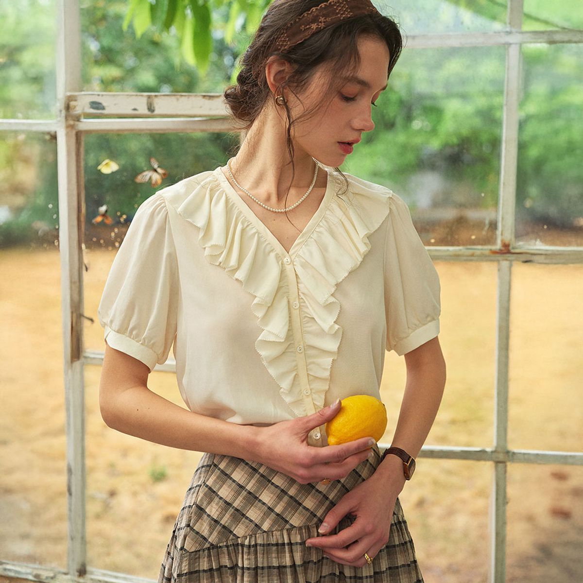 심플레트로(SIMPLE RETRO) SR_Ruffled collar short blouse