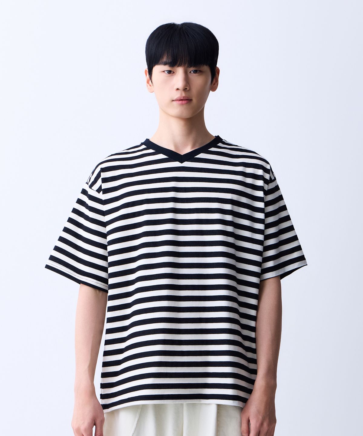 에이던엠(ADERNM) 썸머 데일리 빅스트라이프 크롭 브이넥 티셔츠 화이트