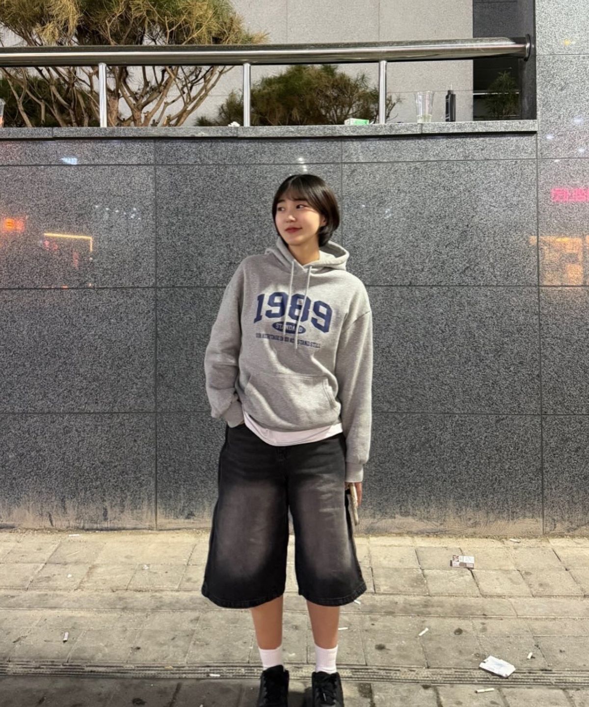 빼빼(BBAEBBAE) 사이드 절개 스냅 버뮤다 하프 데님 반바지 2Color