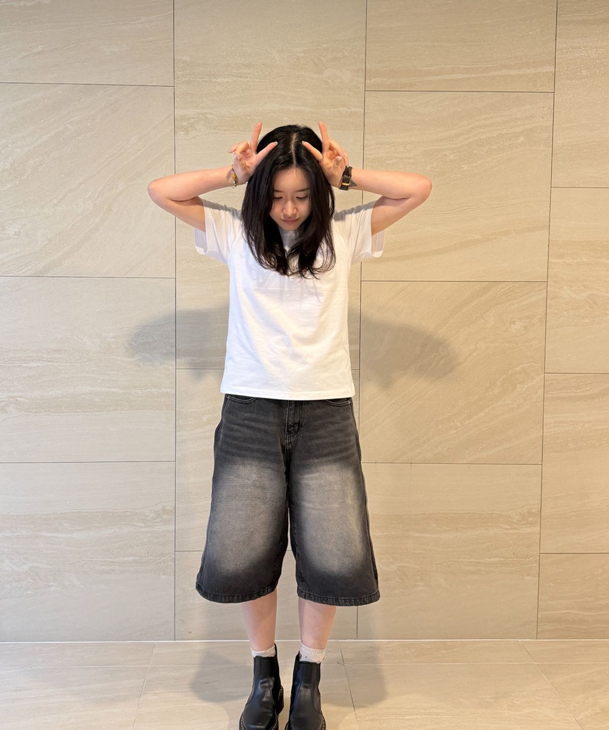 빼빼(BBAEBBAE) 사이드 절개 스냅 버뮤다 하프 데님 반바지 2Color