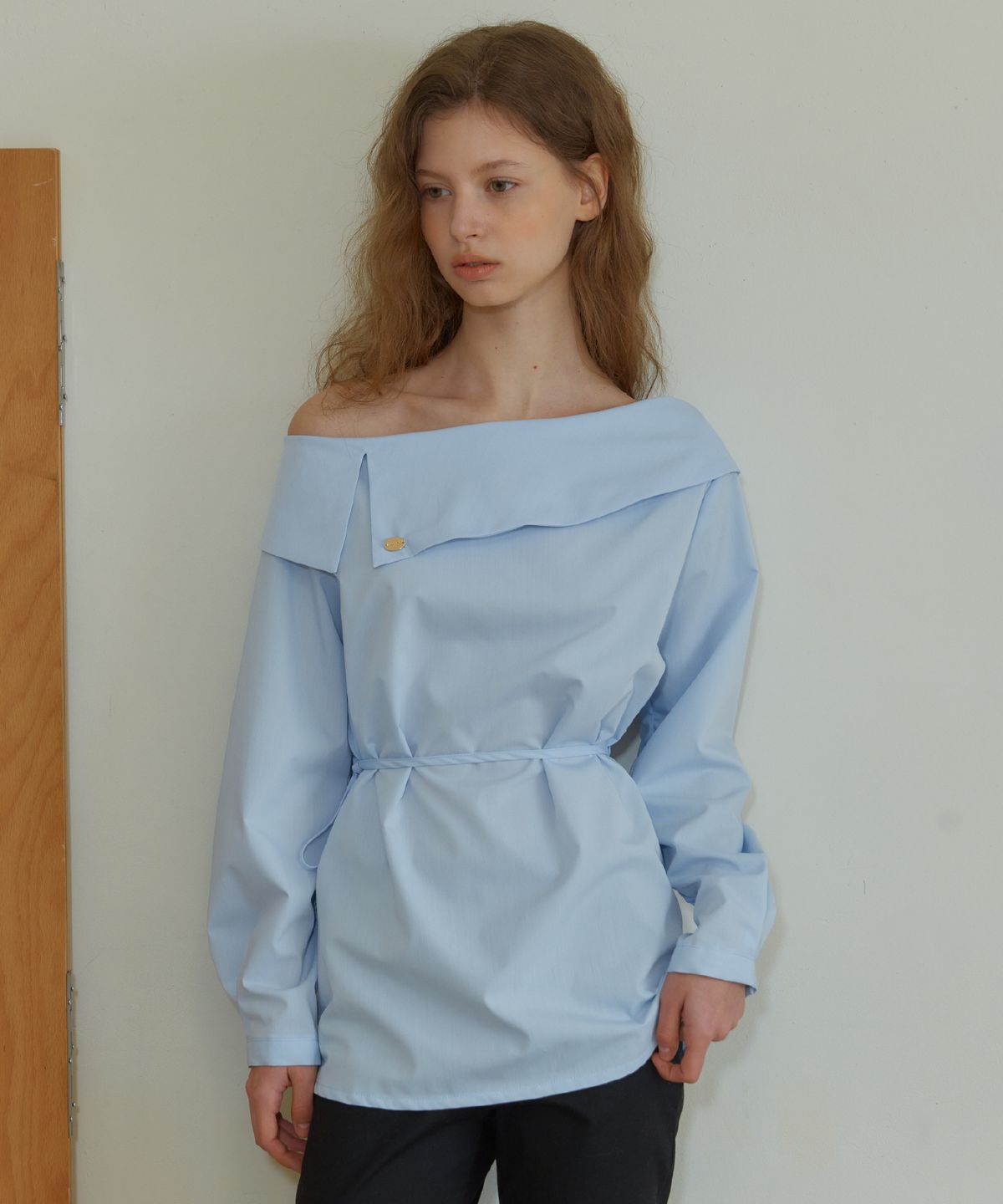 아노에틱(ANOETIC) ANC OFF-SHOULDER BLOUSE_BLUE