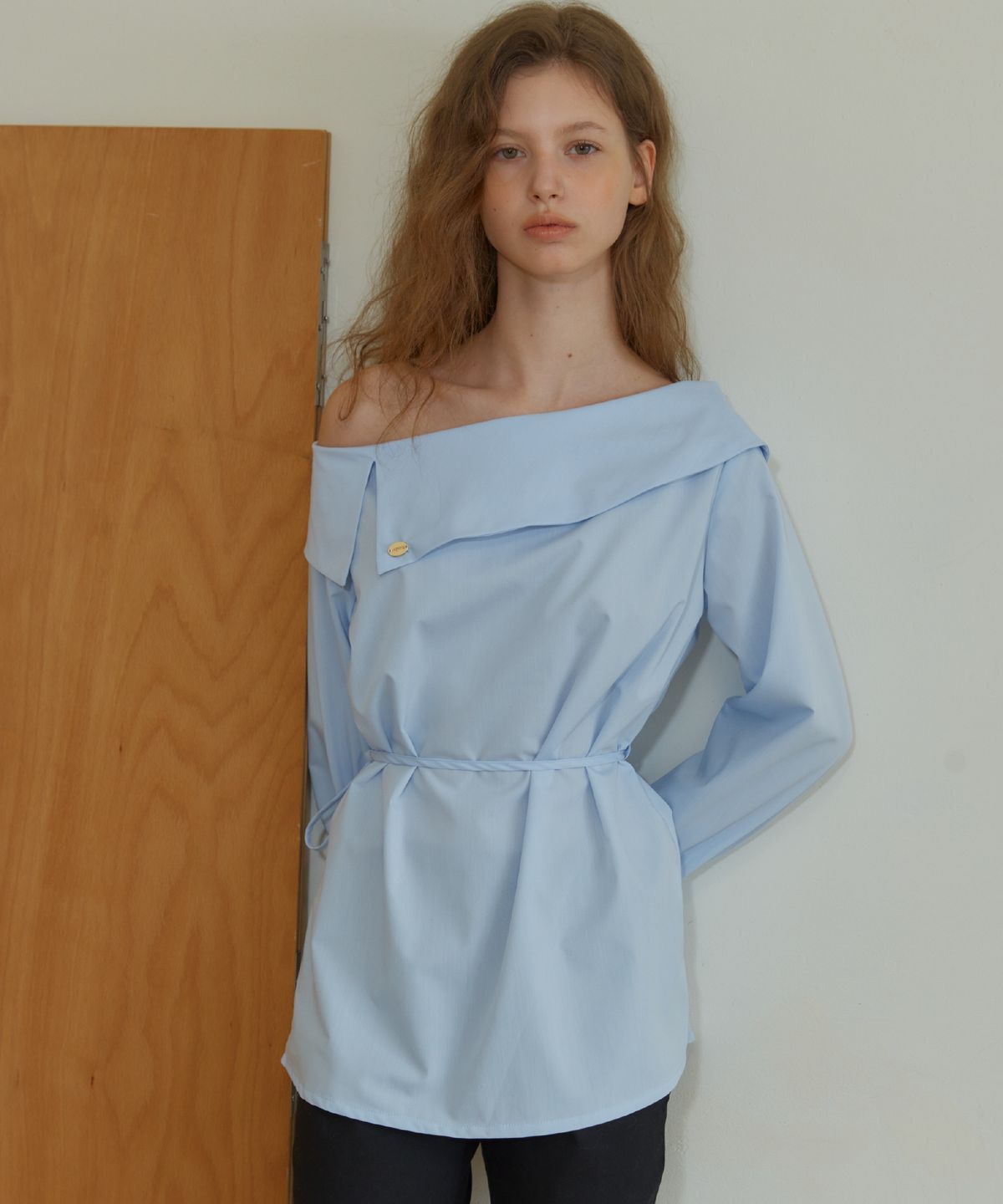 아노에틱(ANOETIC) ANC OFF-SHOULDER BLOUSE_BLUE